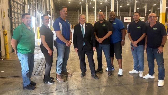 Mike Hammer (c) con colaboradores que ayudaron a preparar el envío de ayuda a Cuba.