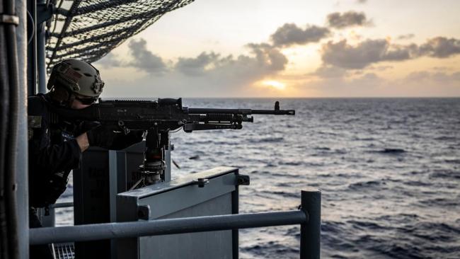 Un militar de EEUU a bordo del USS Iwo Jima, desplegado en el Caribe.
