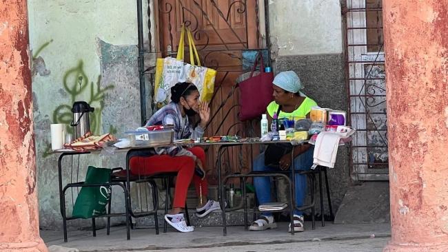 Dos mujeres en La Habana.