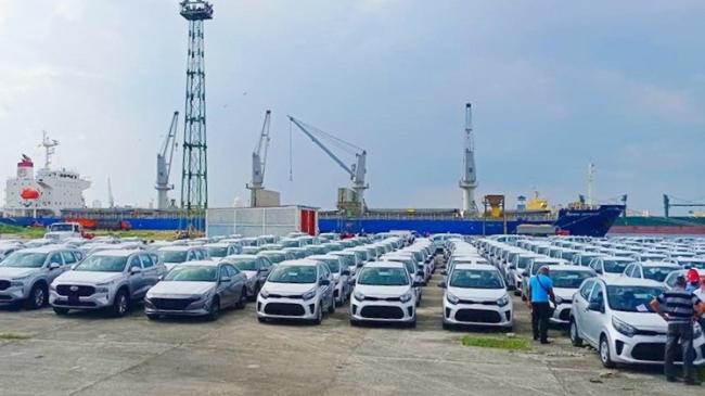 Carros importados a Cuba tras su descarga en Mariel. 