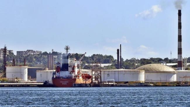 El buque petrolero Ocean Mariner, proveniente de México, frente a la refinería Ñico López, 10 de enero de 2026, La Habana.