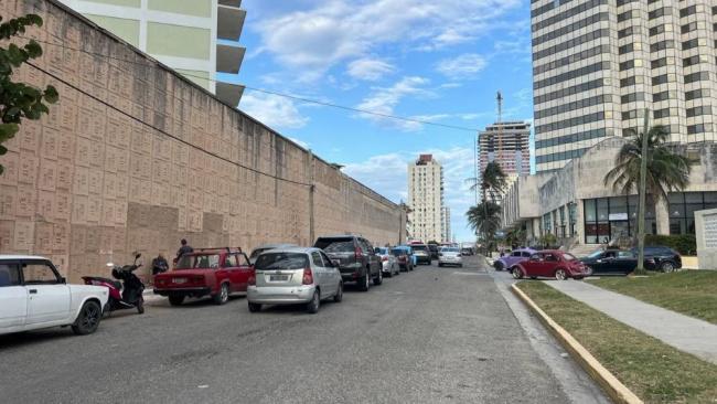 Una cola de carros en La Habana para comprar combustible.