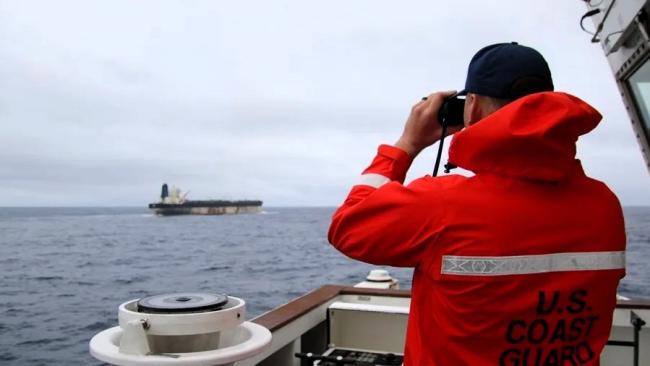 Un oficial de la Guardia Costera de EEUU observa la navegación del petrolero Marinera. 