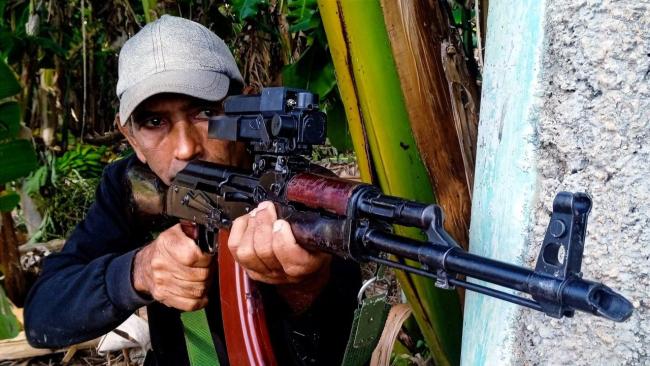 Un cubano en un reciente Día de la Defensa en Cuba.