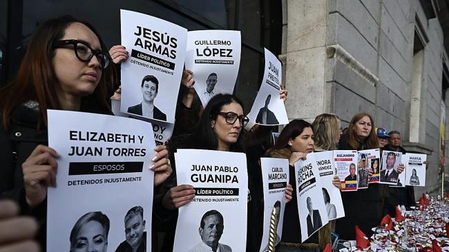 Manifestación en Madrid por la liberación de los presos políticos en Venezuela, durante la Navidad.