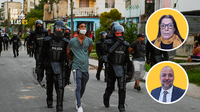 La académica Marlene Azor y el activista Yaxys Cires. De fondo, un arresto del 11J.