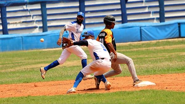 Momento de un partido de béisbol en Cuba.