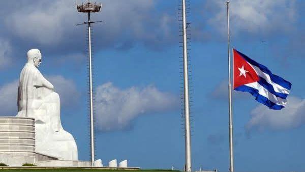La bandera cubana izada a media asta por el duelo nacional.