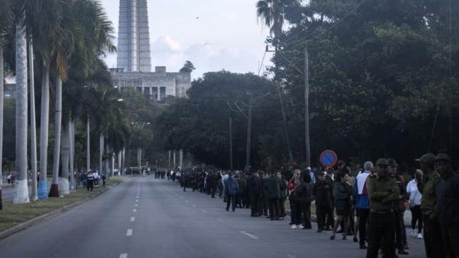 Militares en espera del cortejo fúnebre de los 32 muertos en Venezuela.