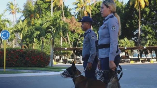 Policías en una calle de Cuba.