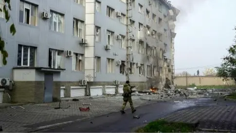 Un soldado en la ciudad ucraniana ocupada por Rusia Melitopol.