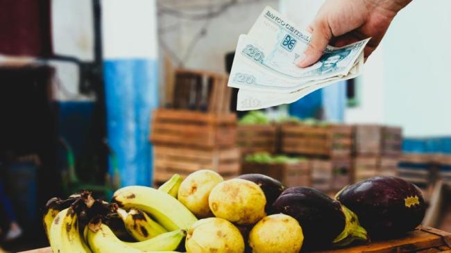 Compra en un agromercado en La Habana.