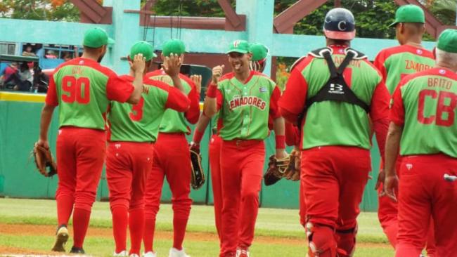 Equipo Las Tunas antes de la primera Serie de las Américas.