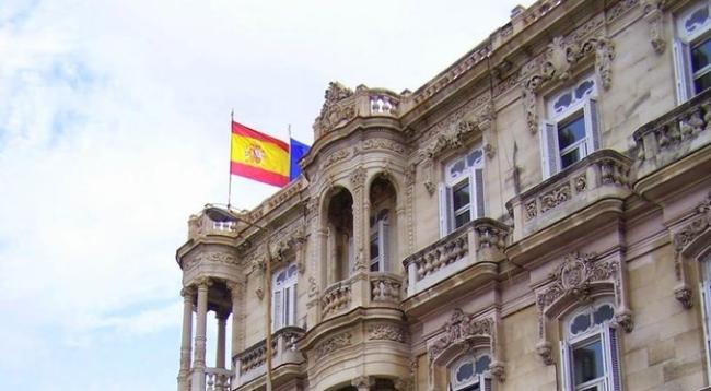 Cola en el Consulado de España en La Habana.