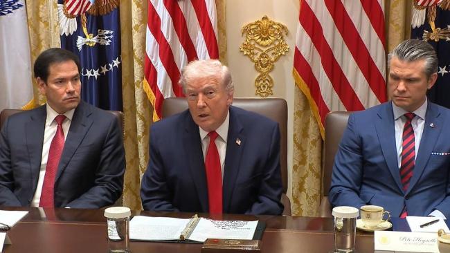 El presidente de EEUU, Donald Trump, entre sus secretarios de Estado, Marco Rubio, y de Guerra, Pete Hegseth.