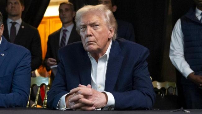 Trump siguiendo las operaciones en Venezuela.