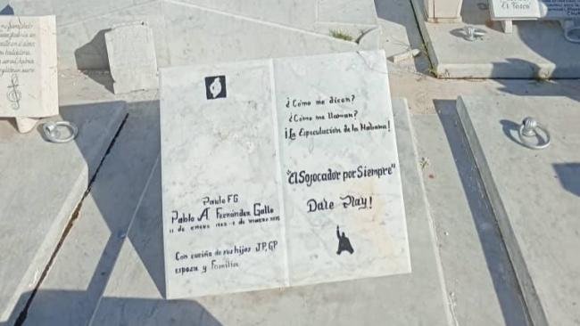 La lápida de Paulo FG luego de que arrancaran su imagen.