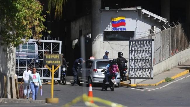Venezolanos a la entrada de El Helicoide, en Caracas. 