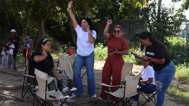 Amigas de una presa política reciben la noticia de su liberación este domingo, a las afueras de El Rodeo I, estado de Miranda.