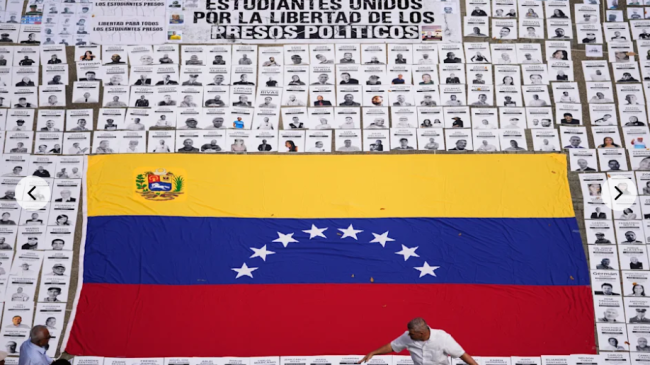 Fotografías de presos políticos desplegadas en la Universidad Central de Venezuela.