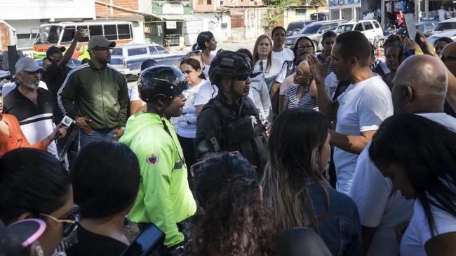 Familiares de presos políticos hablan con la Policía frente a un centro penitenciario de Zamora, estado de Miranda.