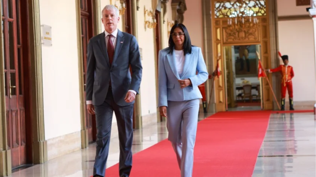 Chris Wright y Delcy Rodríguez.