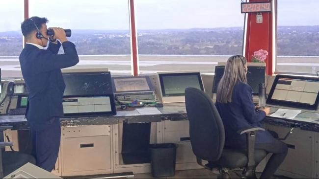 Trabajadores monitorean el espacio aéreo en una cabina de un aeropuerto en Cuba.