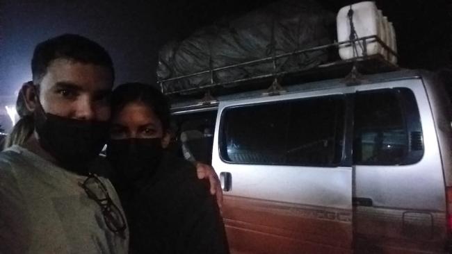 El cubano Pablo Alejandro Calzadilla junto a su esposa en la travesía hacia Brasil.