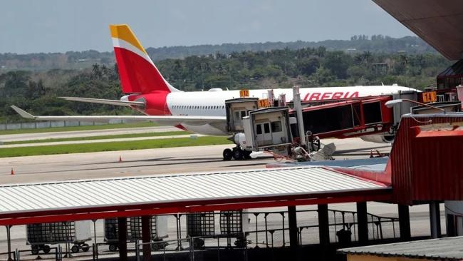 Un avión de Iberia que despegará hacia España en el Aeropuerto Internacional José Martí de La Habana.