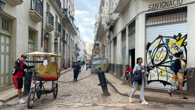 Un bicitaxi a la espera de pasajeros en La Habana Vieja.