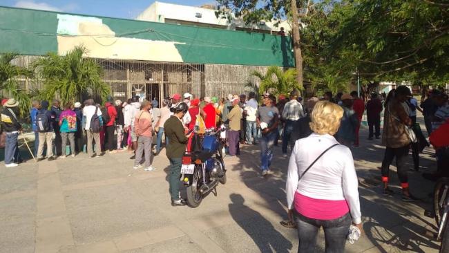 Cola en una sucursal del Banco Popular de Ahorro de Santiago de Cuba a la espera de que pongan la corriente.