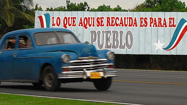 Valla propagandística del régimen cubano.