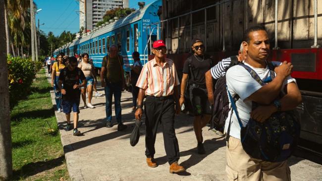 Pasajeros de un tren en Cuba.