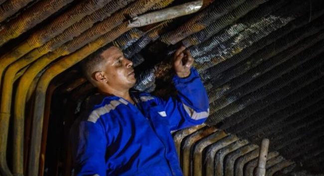 Un trabajador revisando estructuras de la Termoeléctrica Antonio Guiteras.