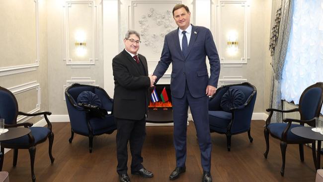 El embajador cubano en Minsk junto al canciller bielorruso.