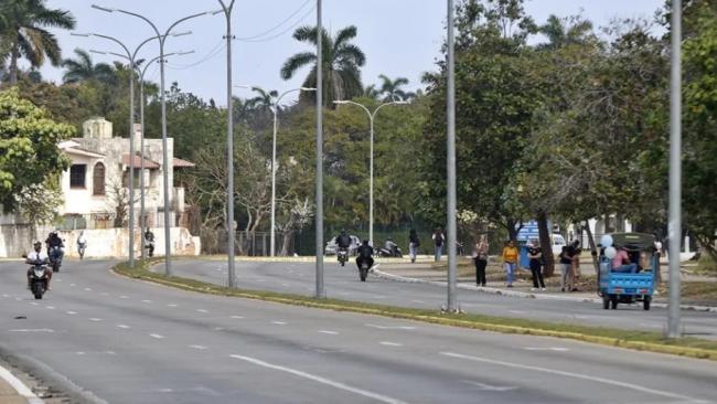 Una calle con poco tráfico y sin transporte público en La Habana.