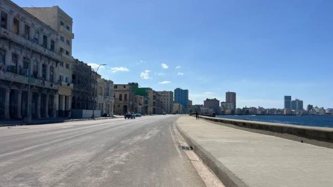El Malecón de La Habana sin tránsito.