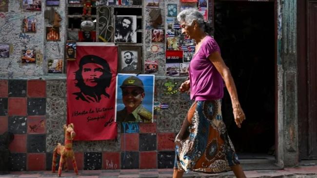 Una anciana por una calle de La Habana.