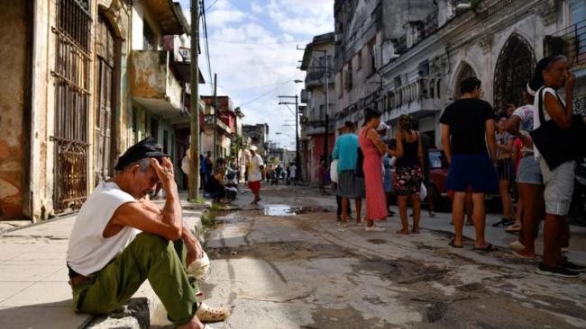 Cubanos en una cola en La Habana.