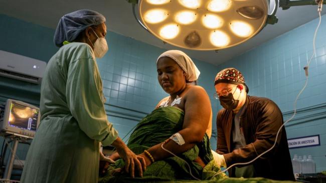 Una embarazada recibe anestesia en el Hospital Ramón González Coro de La Habana.