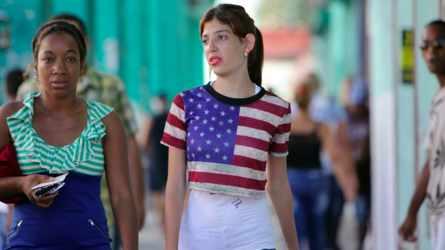Una joven cubana viste la bandera de EEUU.