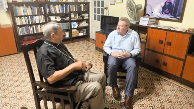 Mike Hammer (d) y el obispo de Camagüey, monseñor Wilfredo Pino.