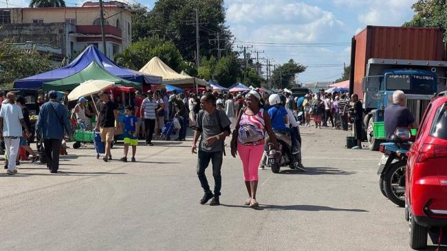 Personas acuden a una feria agropecuaria este mes de febrero en La Habana.