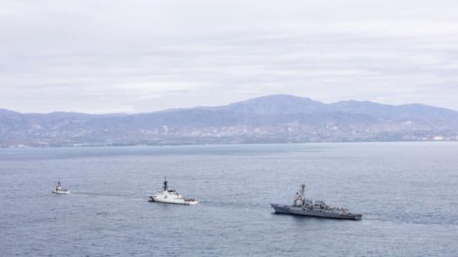 Tres buques militares de EEUU entrando en la Bahía de Puerto Príncipe.