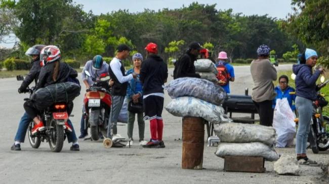 Compraventa de carbón en una carretera de Cuba el 6 de febrero.
