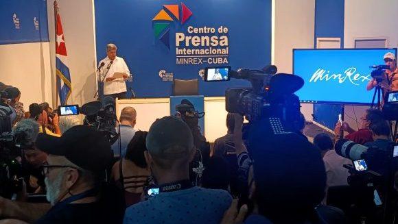 El viceministro de Relaciones Exteriores cubano, Carlos Fernández de Cossío, ofreciendo declaraciones a la prensa.