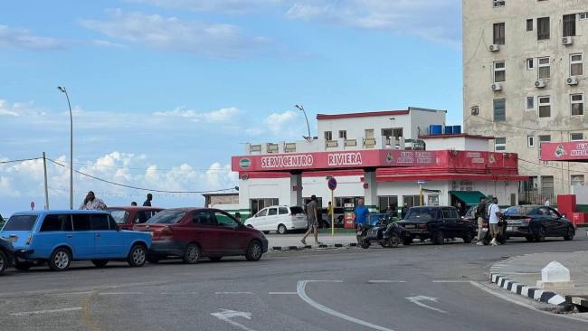 Cola en una gasolinera en La Habana.