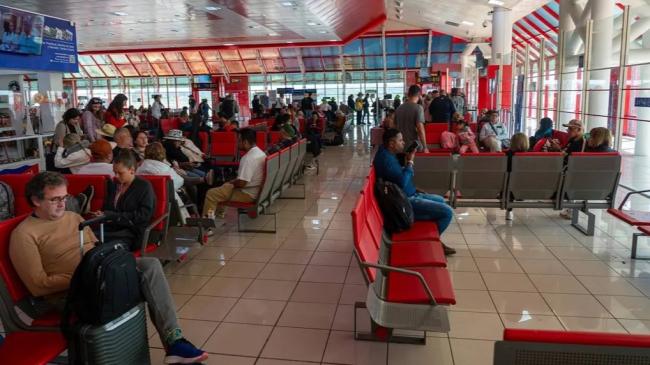 Viajeros en el salón de espera del Aeropuerto Internacional José Martí.