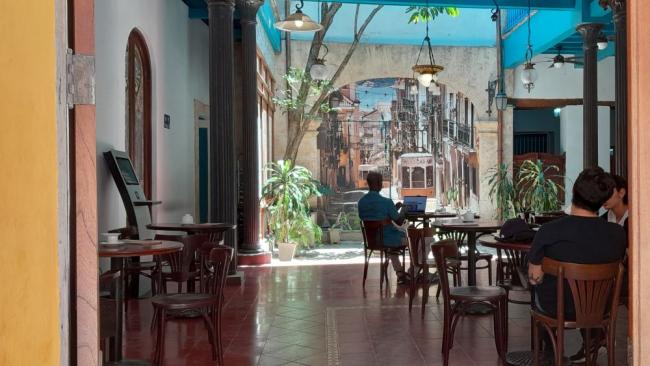 Tres turistas en un local en La Habana Vieja.