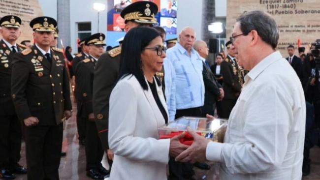 Delcy Rodríguez (i) y Bruno Rodríguez durante un homenaje a los caídos en la operación de EEUU.